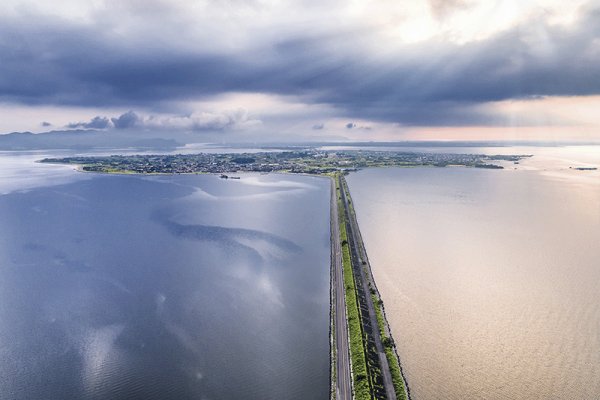 画像1: 山陰絶景　真っ直ぐに伸びる大根島への道 (1)